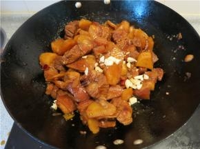 放上切碎的大蒜瓣，翻拌一下可以关火出锅了