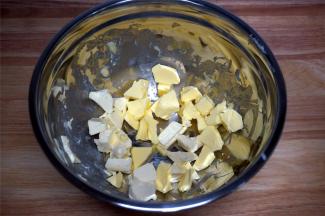 将黄油、奶油奶酪切成小块，软化备用。