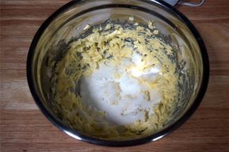 加入细砂糖、盐，继续用打蛋器拌匀。