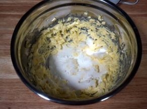 加入细砂糖、盐，继续用打蛋器拌匀。