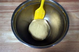 筛入低筋面粉和杏仁粉，拌成无干粉的团状。