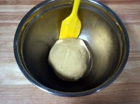 筛入低筋面粉和杏仁粉，拌成无干粉的团状。