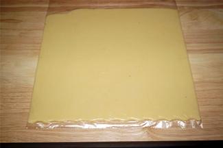 将面团装入大号的加厚保鲜袋里，擀成6毫米厚的面片，放进冰箱冷冻30分钟。