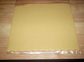 将面团装入大号的加厚保鲜袋里，擀成6毫米厚的面片，放进冰箱冷冻30分钟。