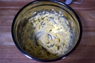 用打蛋器搅打至蓬松状态。