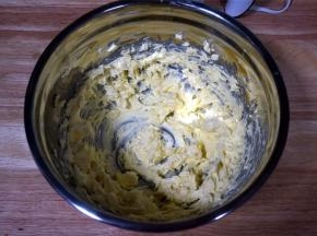 用打蛋器搅打至蓬松状态。