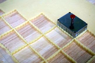 取出冷藏变硬的面片，用模具印出饼干坯。同时用180度上下火预热烤箱。