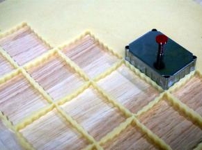 取出冷藏变硬的面片，用模具印出饼干坯。同时用180度上下火预热烤箱。