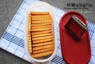 烤箱预热好后，放入中层，上下火180度烘烤25~30分钟至表面金黄色即可。