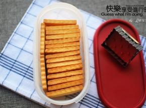 烤箱预热好后，放入中层，上下火180度烘烤25~30分钟至表面金黄色即可。