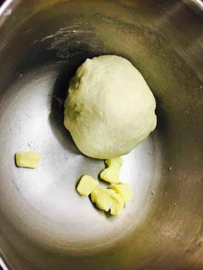 加入黄油，揉出手摸。放入冰箱冷冻30分钟