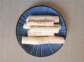 山药洗净去皮。