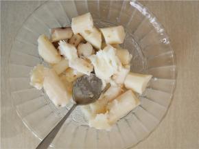 蒸好的山药用勺子撵压成泥。