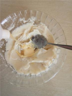 挤入适量的炼乳搅拌均匀。