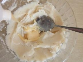 挤入适量的炼乳搅拌均匀。