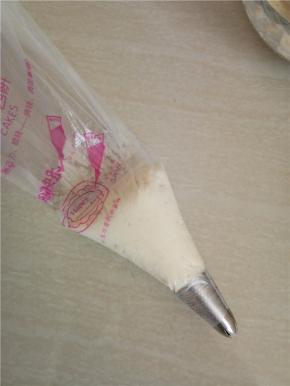 将山药泥放入裱花袋.