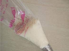 将山药泥放入裱花袋.