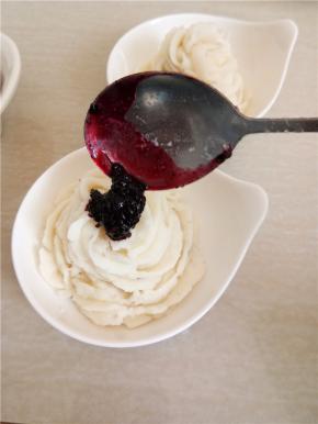 淋上桑葚果酱，即可享用。