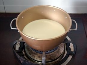 直接上炉，中火煮至沸腾，马上移离炉灶。放置冷却架上冷却。