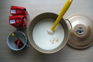 将纯牛奶，淡奶油，细砂糖，香草精同放入布丁锅，拌均匀。