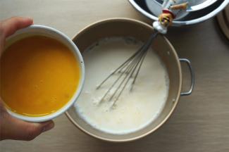 蛋黄和全蛋液混合拌均匀，加入到冷却至60度左右的奶液中，边加入边搅拌。