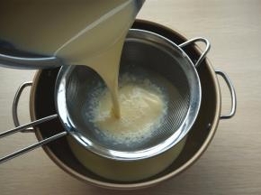 将布丁液过滤2次，滤去没有打散的蛋液，让布丁更细腻。过滤后若有泡沫，用纸巾吸走即可。