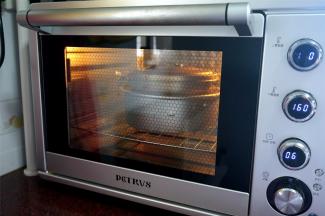 放入160度上下火预热好的烤箱中下层，烘焙60分钟。