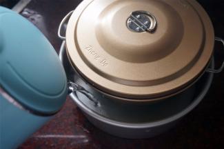 盖上布丁盖，放在8寸的固底圆模中或水浴深盘中，并往圆模中注入9分满的沸水。