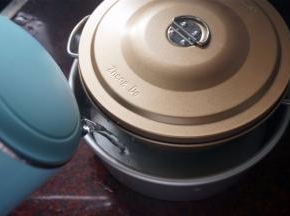 盖上布丁盖，放在8寸的固底圆模中或水浴深盘中，并往圆模中注入9分满的沸水。