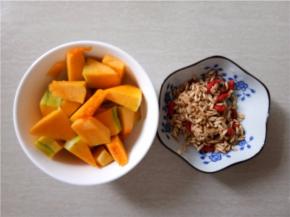 燕麦枸杞洗净，南瓜切成小块。