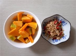 燕麦枸杞洗净，南瓜切成小块。