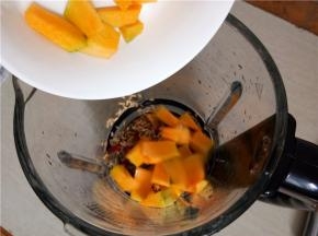 将南瓜、燕麦、枸杞倒入料理杯中。