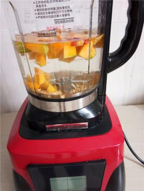 放到主机上插入电源。