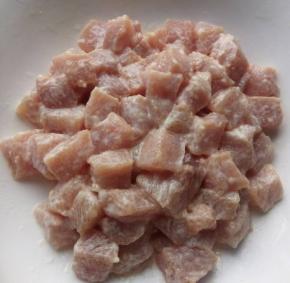 将肉洗净切小块，加入盐，胡椒粉搅拌均匀 