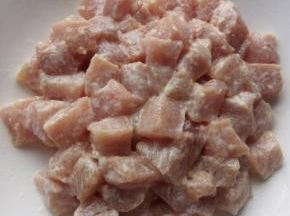 将肉洗净切小块，加入盐，胡椒粉搅拌均匀 