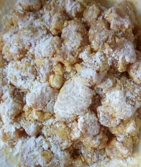 将腌好的肉沾上蛋液和淀粉