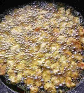 将肉放入油锅，先中火，出锅前再大火炸以便上色