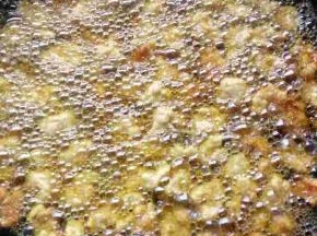 将肉放入油锅，先中火，出锅前再大火炸以便上色