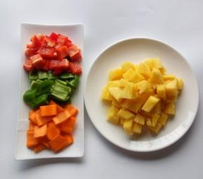 将菠萝切小丁，胡萝卜，青红椒切片