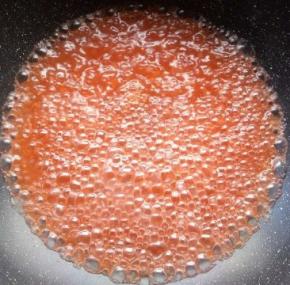 番茄酱加水，加醋，加糖烧开