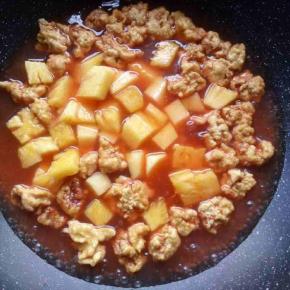 烧开后放肉，放菠萝