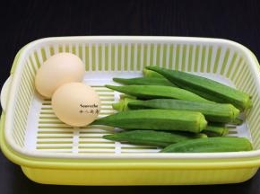 准备食材：秋葵、土鸡蛋、香葱等；