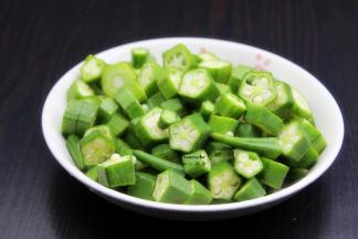 秋葵用牙刷刷洗干净，切好；