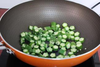 热锅，倒油，煸香秋葵起锅；