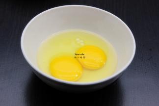 鸡蛋去壳，打散；