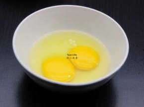 鸡蛋去壳，打散；