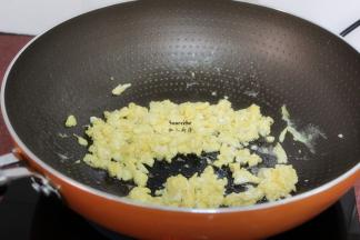 热锅，倒油，倒入鸡蛋，翻炒，锅铲不断翻炒，不要让鸡蛋凝固；