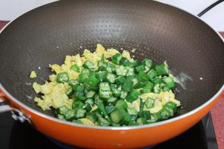 把秋葵加入，翻炒；