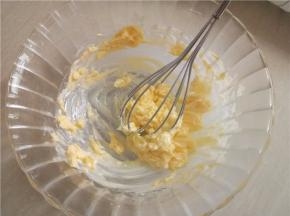 奶酥制作：黄油软化用蛋抽搅成膏装。