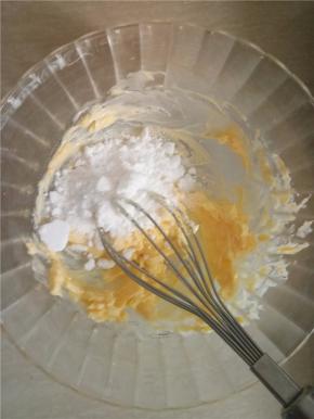 加入糖粉、盐继续打发。